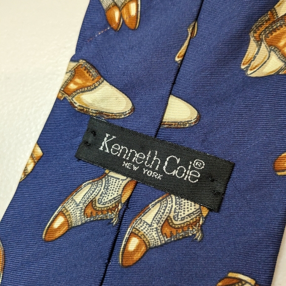 Vintage Kenneth Cole silk tie with all over shoe design. - Picture 4 of 5